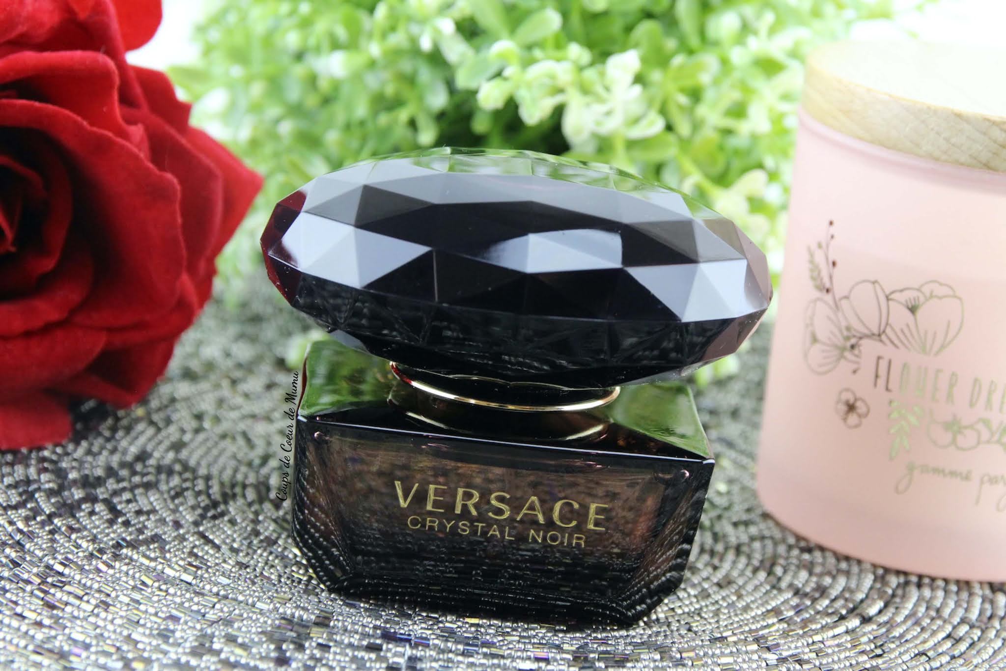 Crystal Noir de Versace, un Parfum Mystérieux et Envoûtant