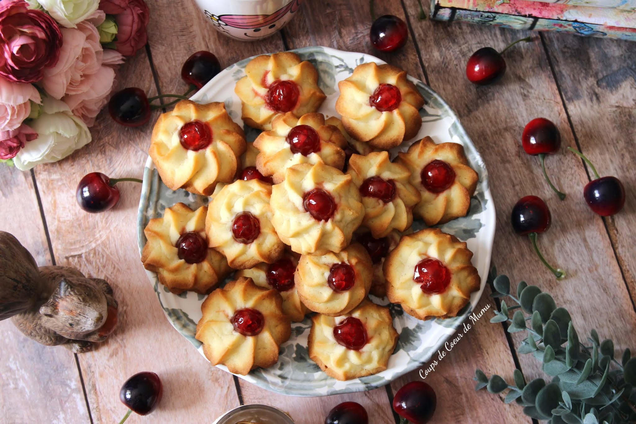 Recette Ici - PETITS SABLÉS À LA CERISE CONFITE . Préparation : 30 minutes  Four : 10 minutes Température de préchauffage : 220° . Ingrédients pour  environ 25 biscuits : 190 g