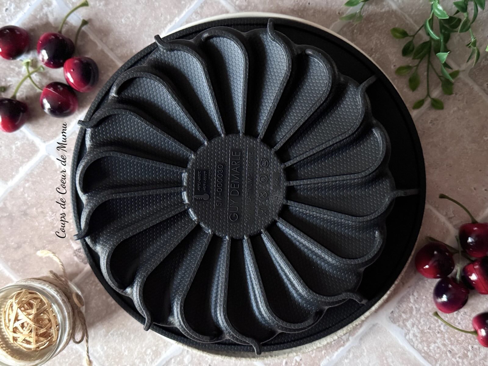 Gâteau Moelleux aux Cerises avec le Moule Flower Power Guy Demarle